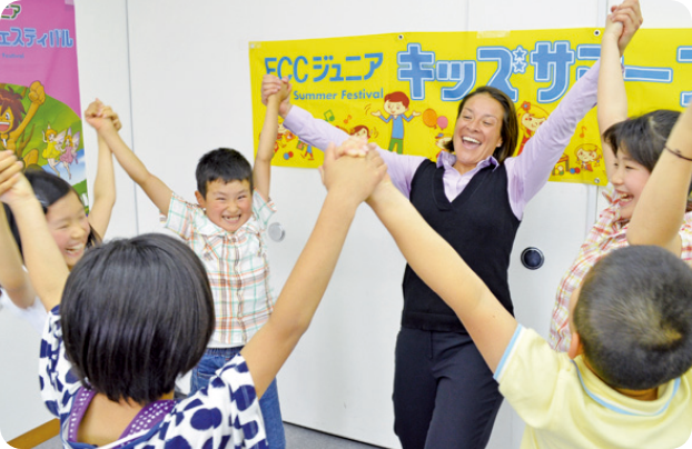 手お繋いで遊ぶ生徒と先生